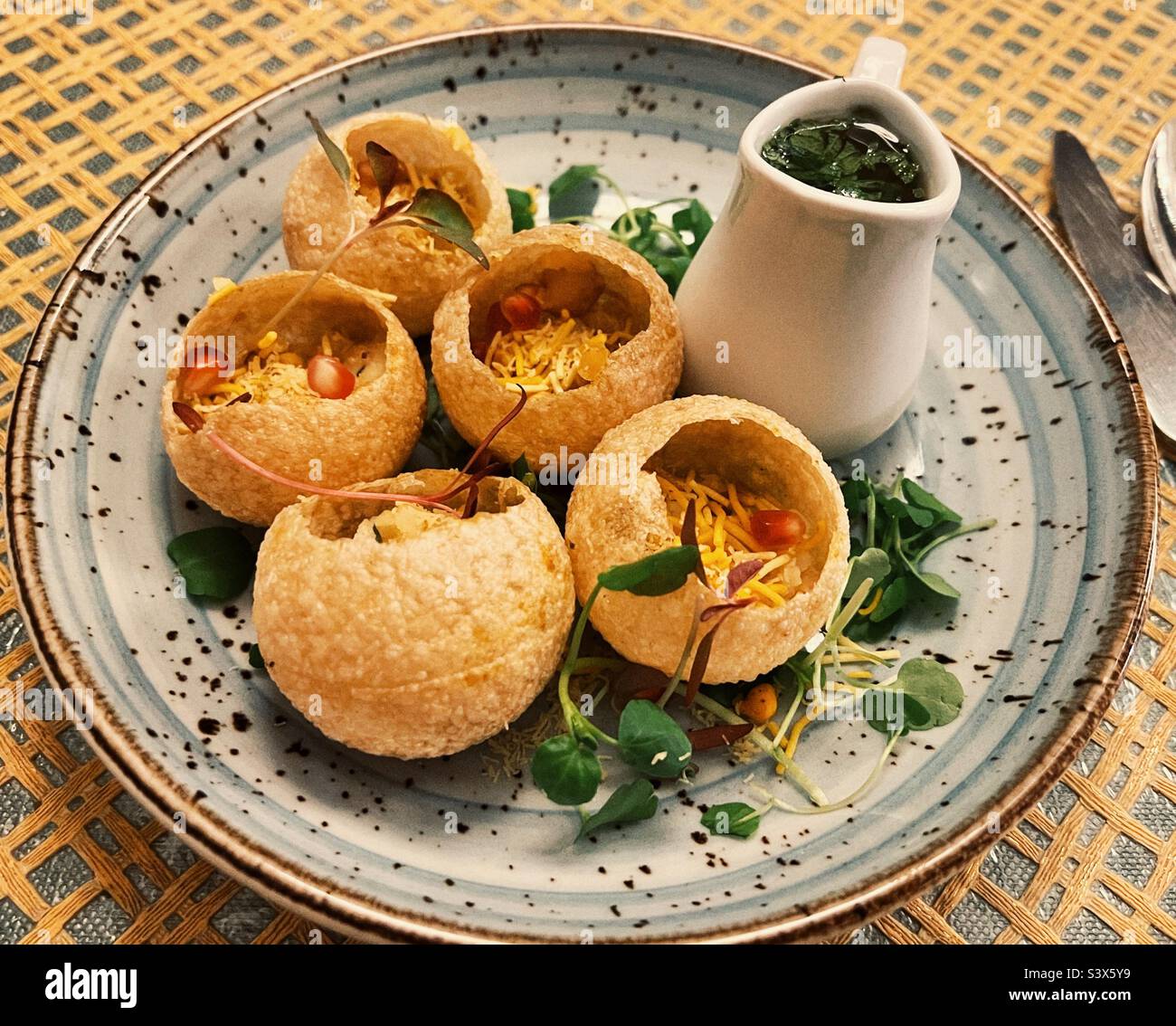 Golgappa - cibo di strada indiano, palle d'acqua - Immagine stock catturata con smartphone