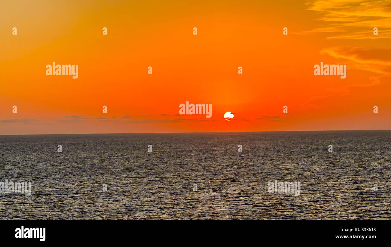Vivido tramonto nel mare delle Baleari, partendo da Maiorca nel Mar Mediterraneo Foto Stock