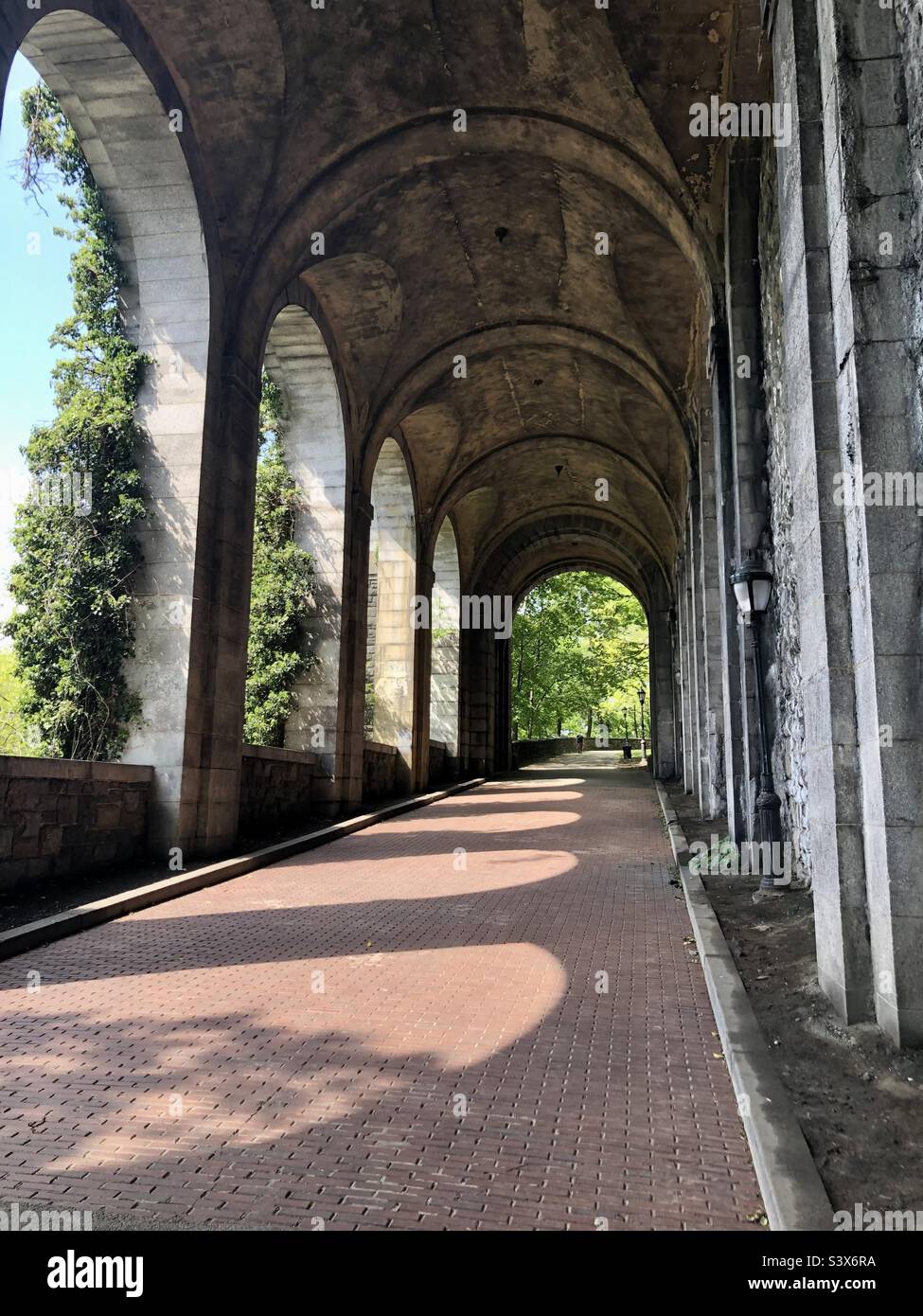 Percorso ai secoli. Arco nel Cloisters, Fort Tryon Park a New York. Foto Stock