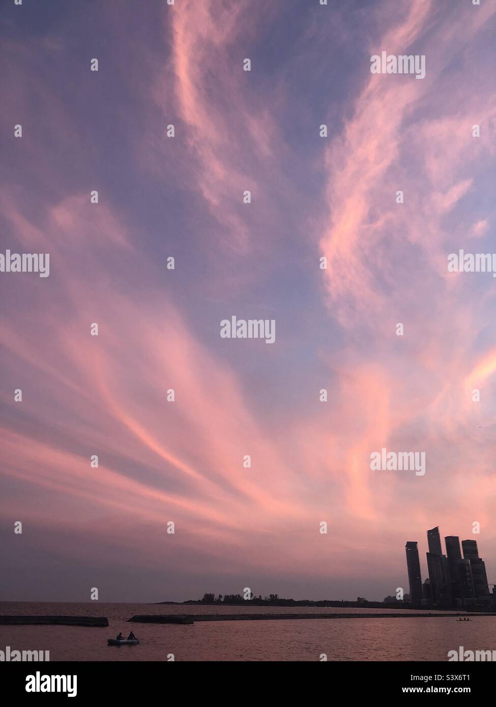Un bellissimo cielo al tramonto. Foto Stock