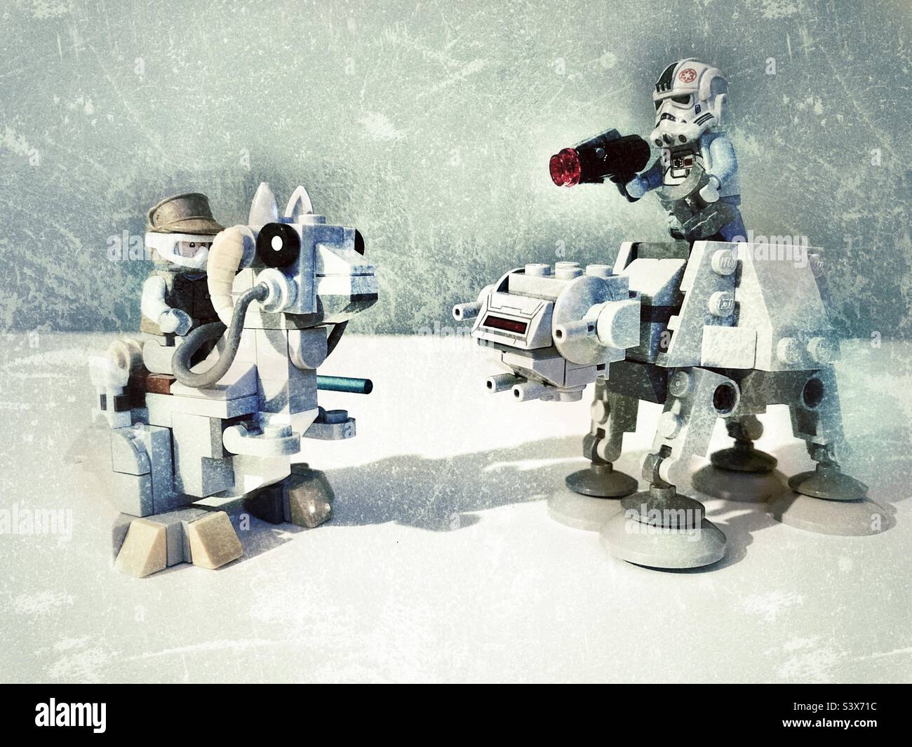 Star Wars Luke Skywalker e le miniature LEGO di Stormtrooper imperiali - Immagine stock catturata con smartphone