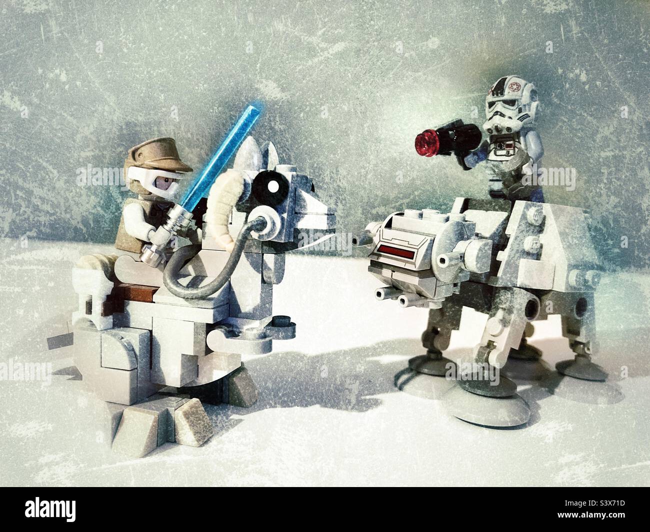 Star Wars Luke Skywalker e le miniature LEGO di Stormtrooper imperiali - Immagine stock catturata con smartphone