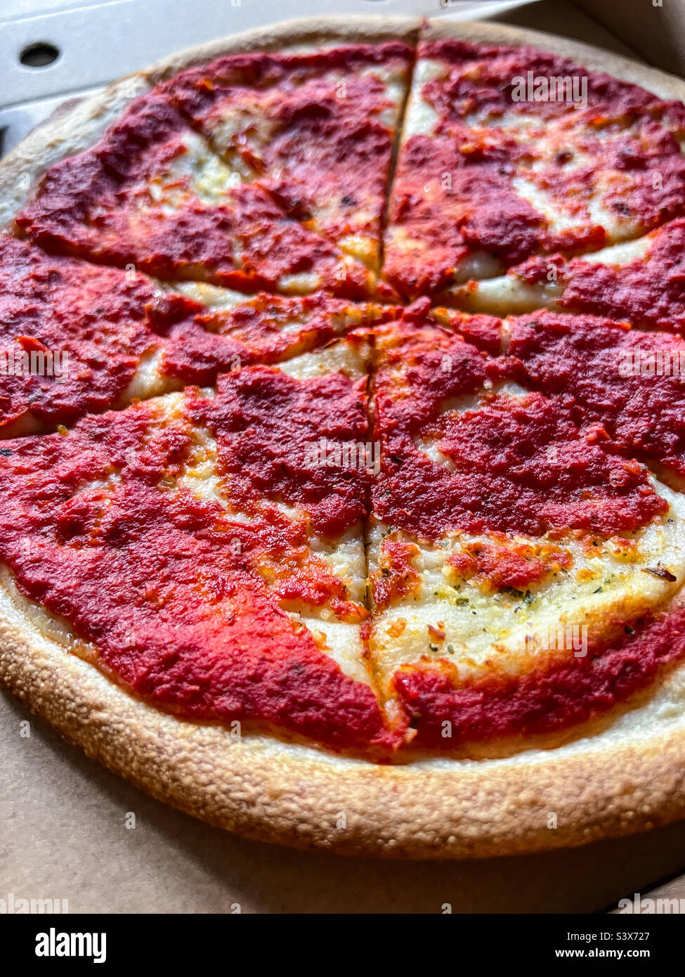 Pane all'aglio con guarnizione di pomodoro Foto Stock