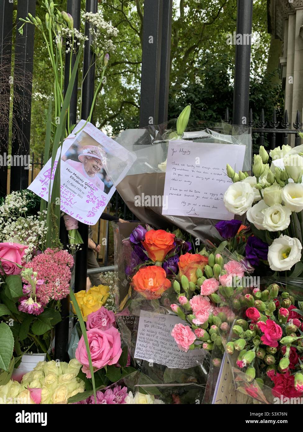 Lettere e tributi floreali a Buckingham Palace per rendere omaggio alla morte della Regina Elisabetta II. 11th settembre 2022, Londra. Foto Stock