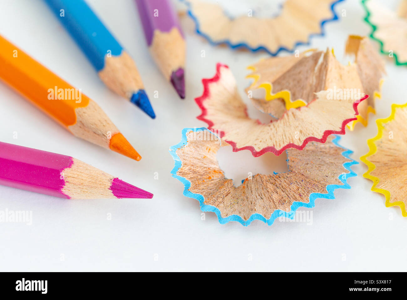Matite da disegno colorate con trucioli di legno, concetto di ritorno a scuola - Immagine stock catturata con smartphone