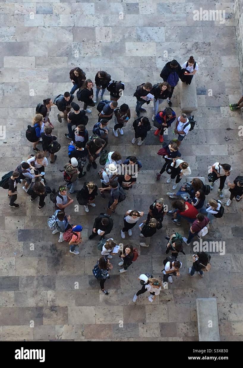 Gruppo di studenti sulla piazza Foto Stock