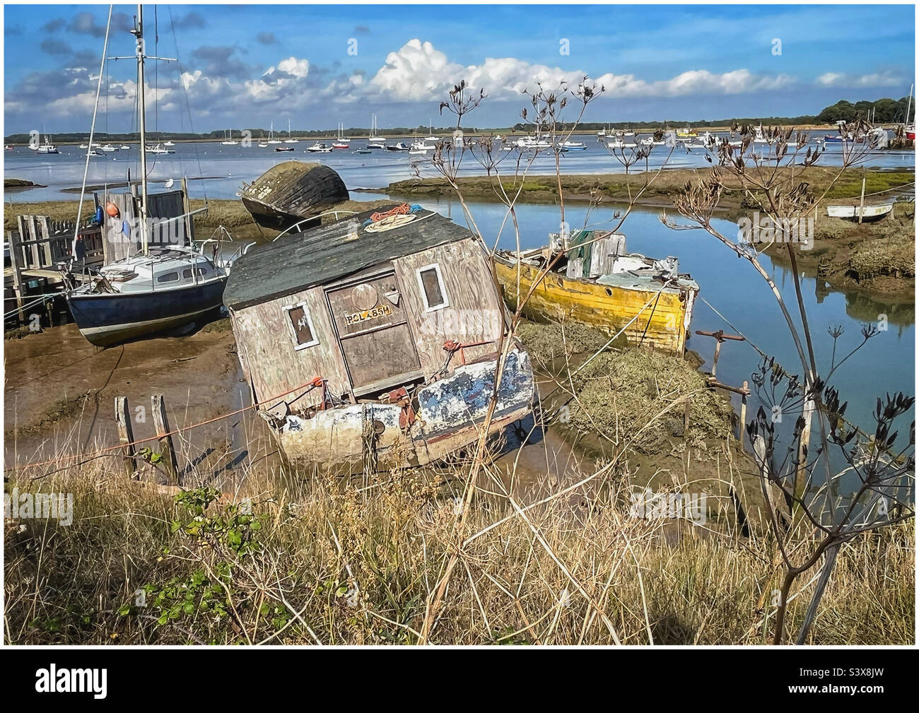 Barche sulle rive del fango vicino Felixstowe traghetto, Suffolk Foto Stock