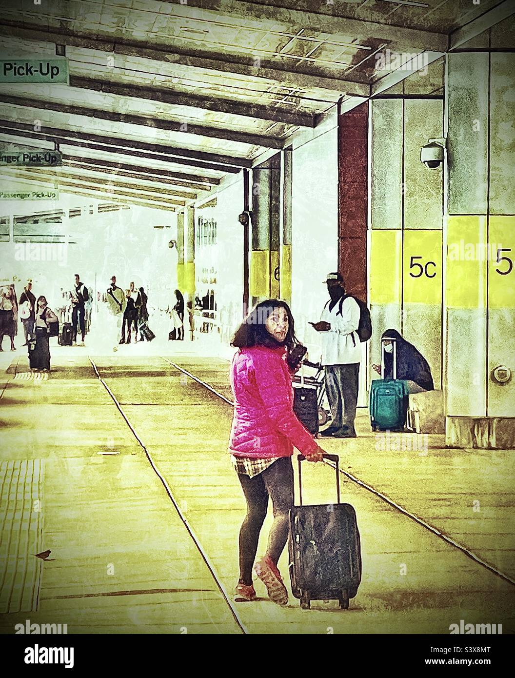 I passeggeri tornano a casa e vengono prelevati all'Aeroporto Internazionale di Salt Lake City a SLC, Utah, USA. Effetti a colori e grunge aggiunti digitalmente per un effetto artistico. Foto Stock