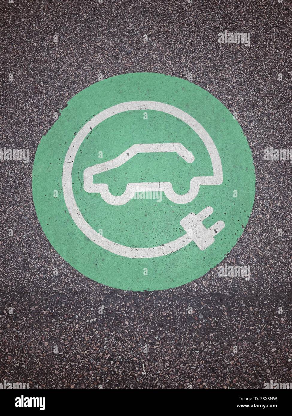 Un adesivo a terra che indica una stazione di ricarica elettrica per auto Foto Stock