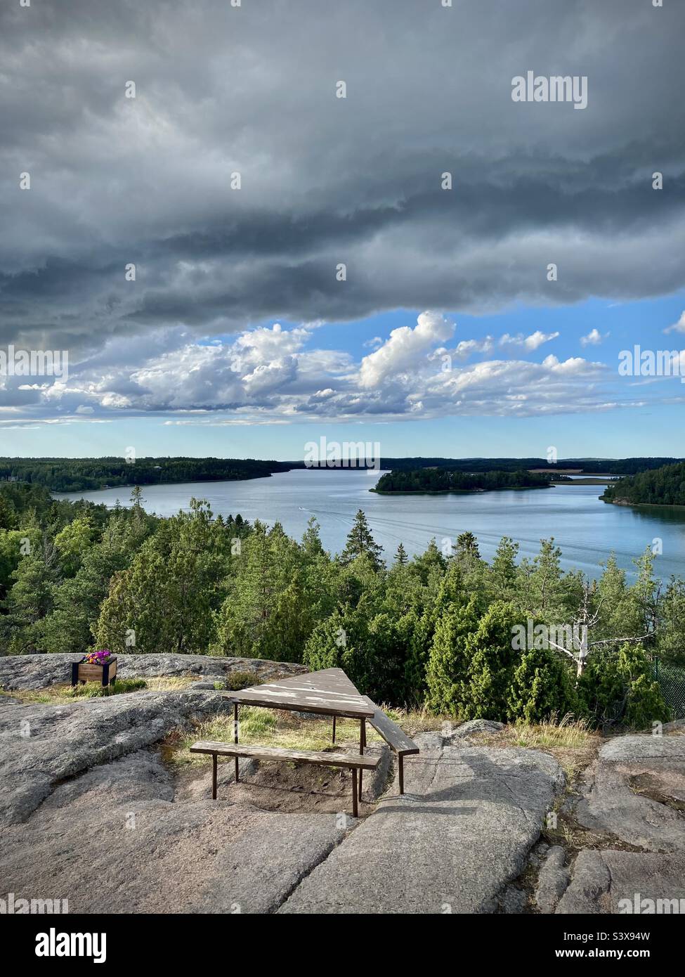 Una tempesta estiva su un idilliaco punto pic-nic sopra un lago di mare nell'arcipelago di Åland preferito dal turista nel Mar Baltico al largo della costa della Finlandia Foto Stock