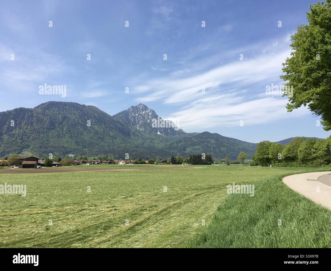 Avvicinandosi alla città di Piding, con vista sulle Alpi tedesche, Baviera, Germania. Foto Stock