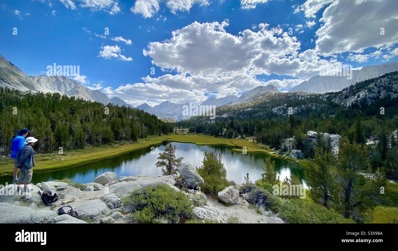 Vista panoramica di una delle immacolate gambe alpine nel drenaggio di Rock Creek con la loro guglia sullo sfondo, la Sierra California orientale Foto Stock