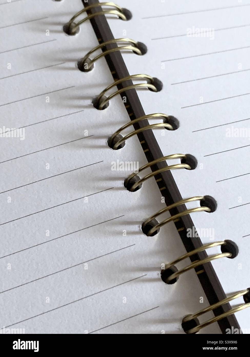 Primo piano di un notebook con rilegatura a filo - Immagine stock catturata con smartphone
