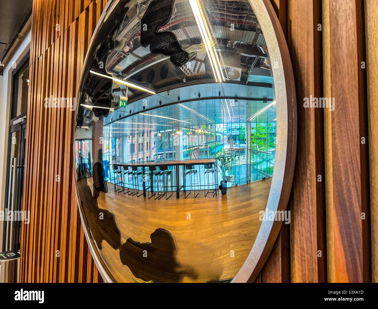 Grande specchio all'interno di un ufficio moderno - Immagine stock catturata con smartphone