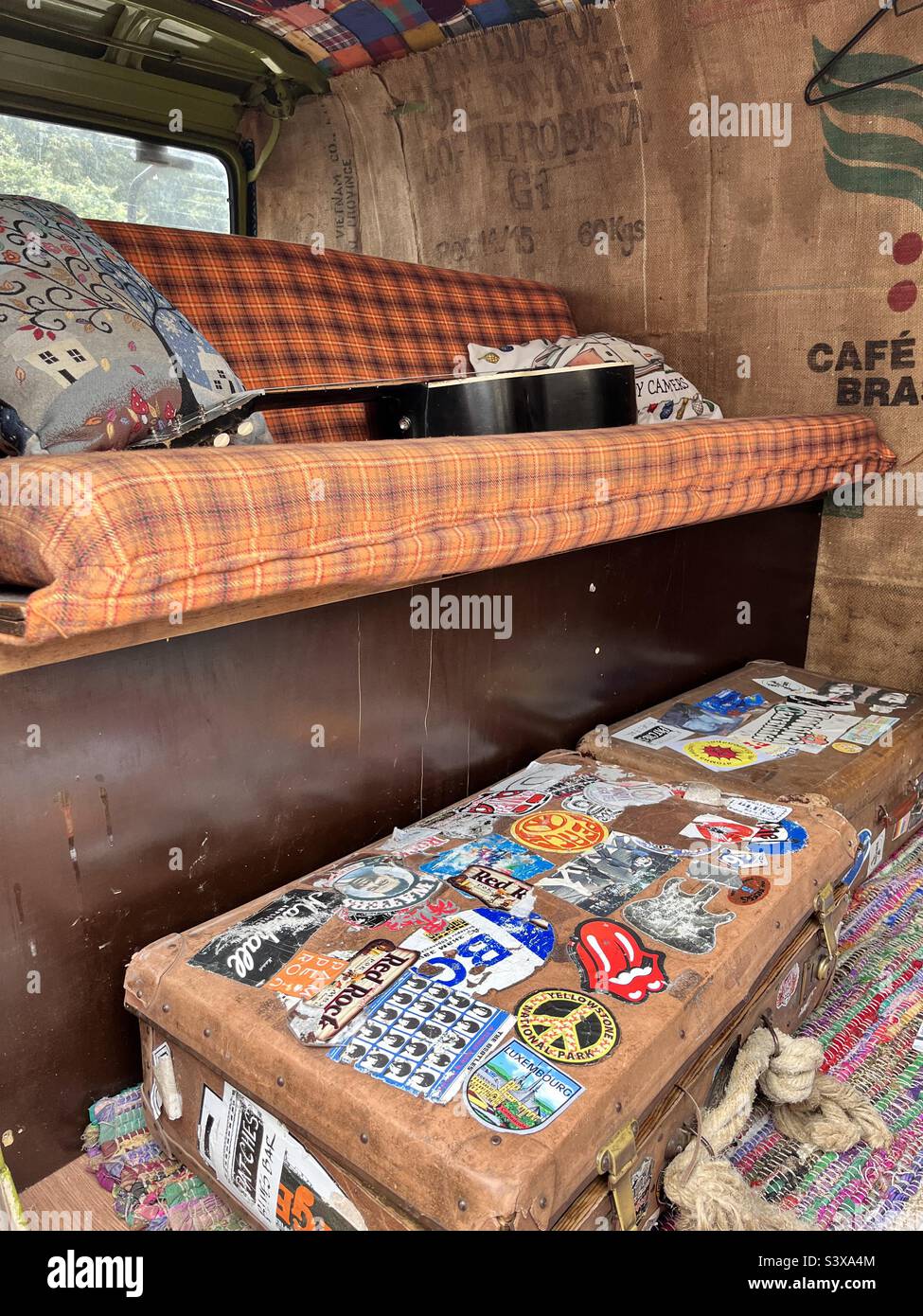 Furgone hippie camper vintage interno hippy anni '60 con chitarra e valigie Foto Stock