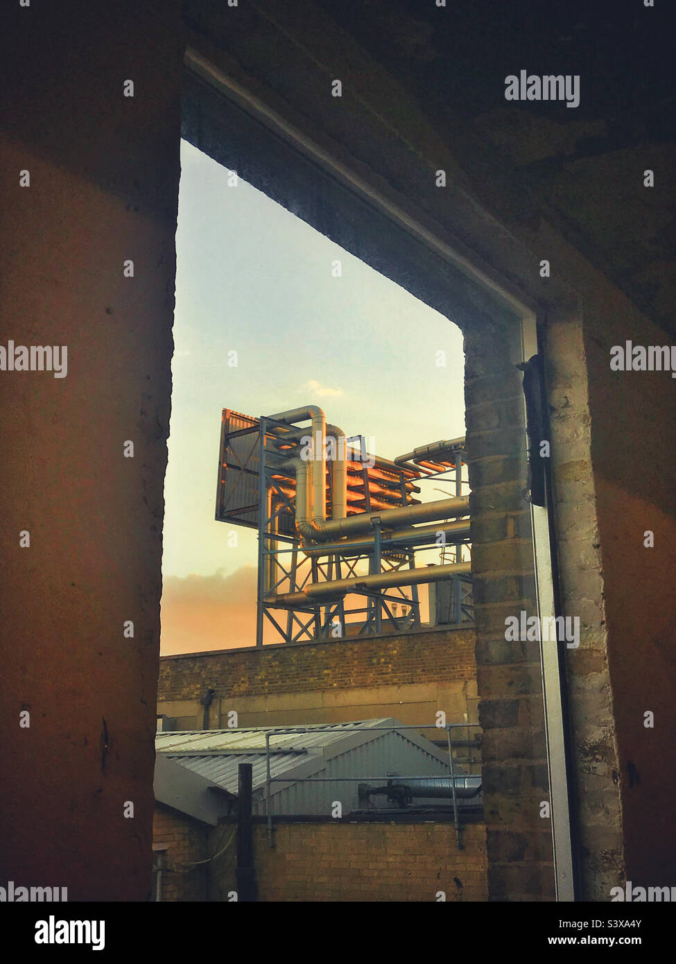 Una scena industriale ripresa presso il Truman Brewery Building nell'East End di Londra - Immagine stock catturata con smartphone