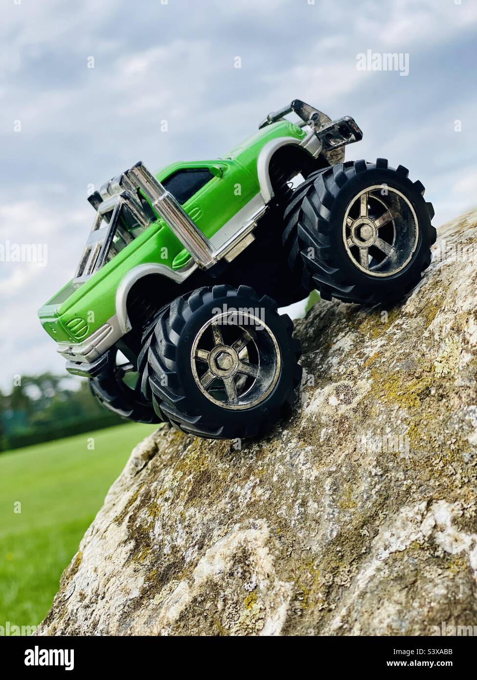 Camion mostro giocattolo su una roccia Foto Stock