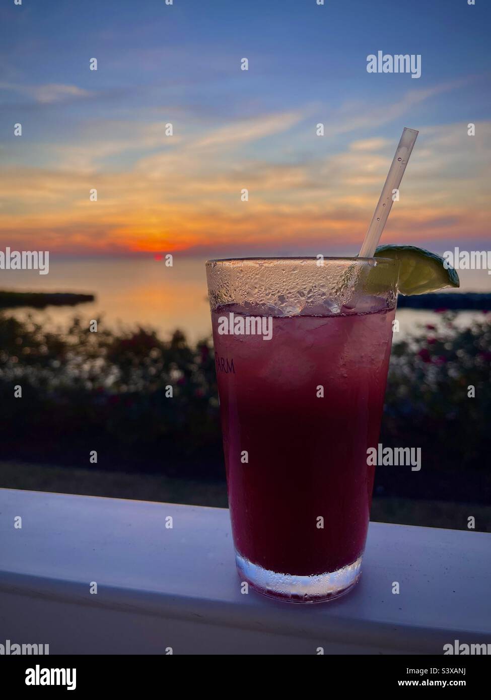 Bevande e un bellissimo tramonto Foto Stock