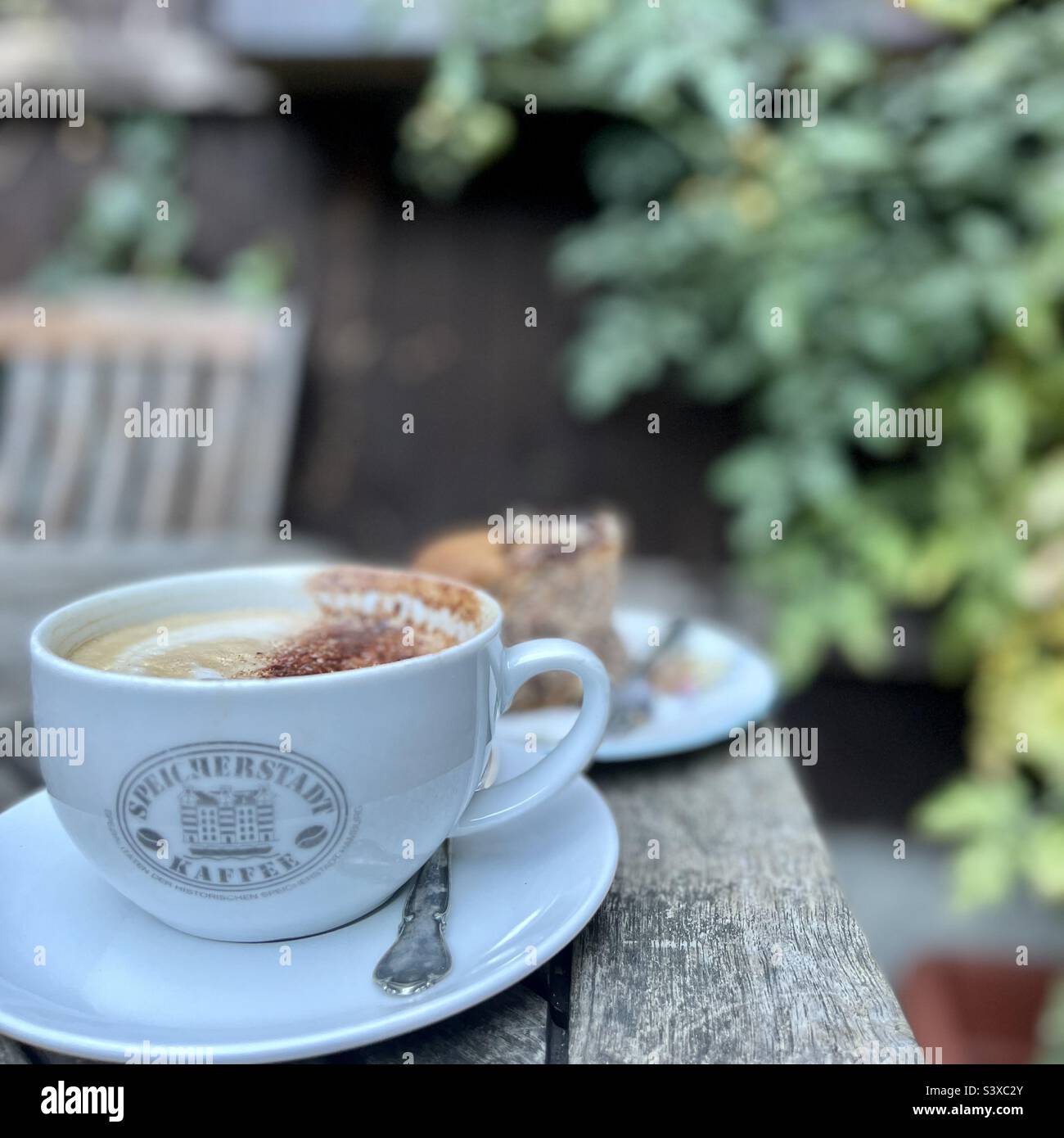 Caffè e torta in una caffetteria Foto Stock