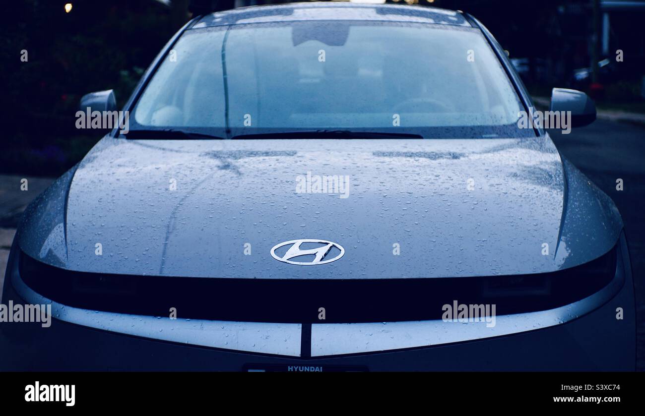 Un Ioniq Hyundai coperto di rugiada del mattino. - Immagine stock catturata con smartphone