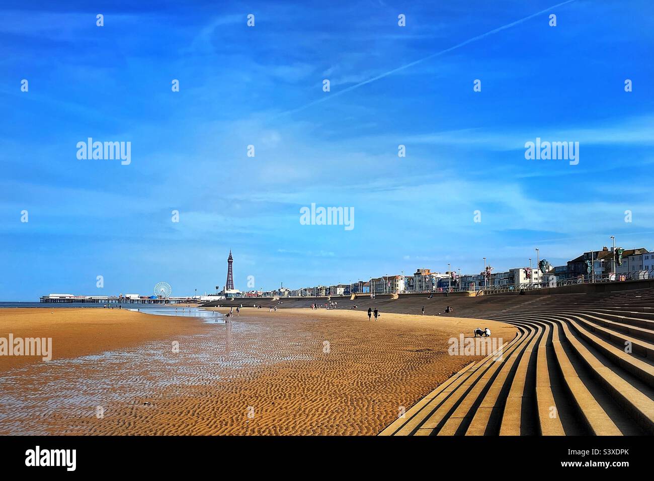 Blackpool spiaggia e passeggiata con la Torre in lontananza. Foto Stock
