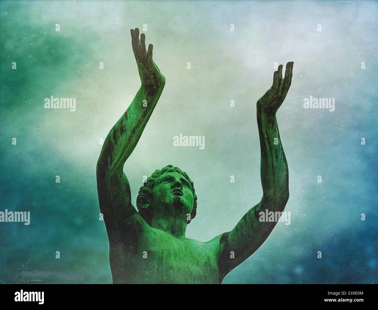 Statua di un giovane uomo con le mani sollevate - Immagine stock catturata con smartphone