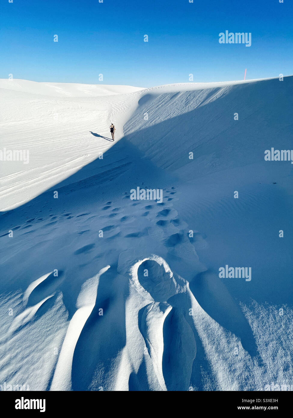 figura solitaria in sabbia bianca Foto Stock