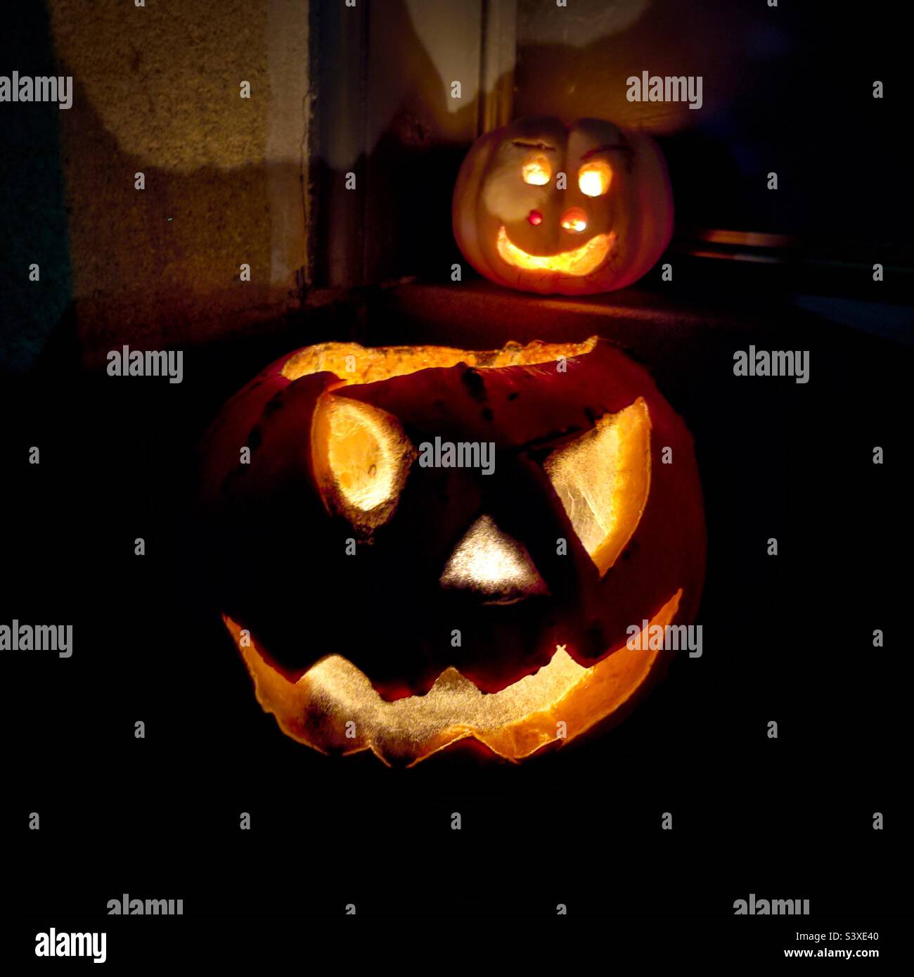 Zucche scolpite fuori della porta di Halloween. Foto Stock