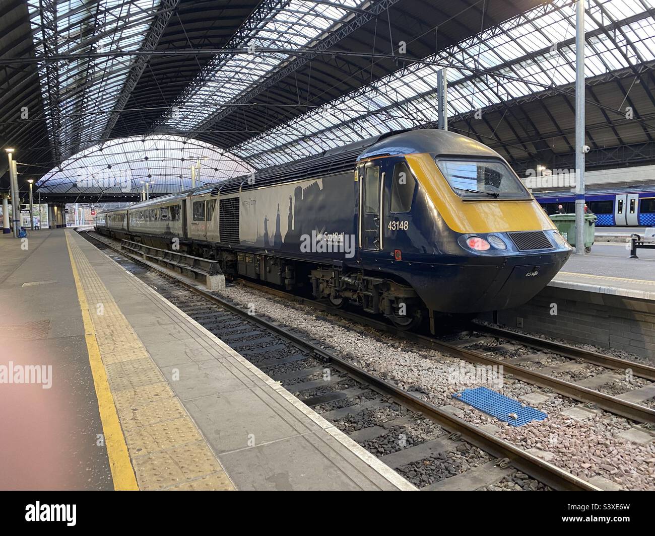 Treno ad alta velocità Scotrail Inter7City alla stazione di Glasgow Queen Street Foto Stock