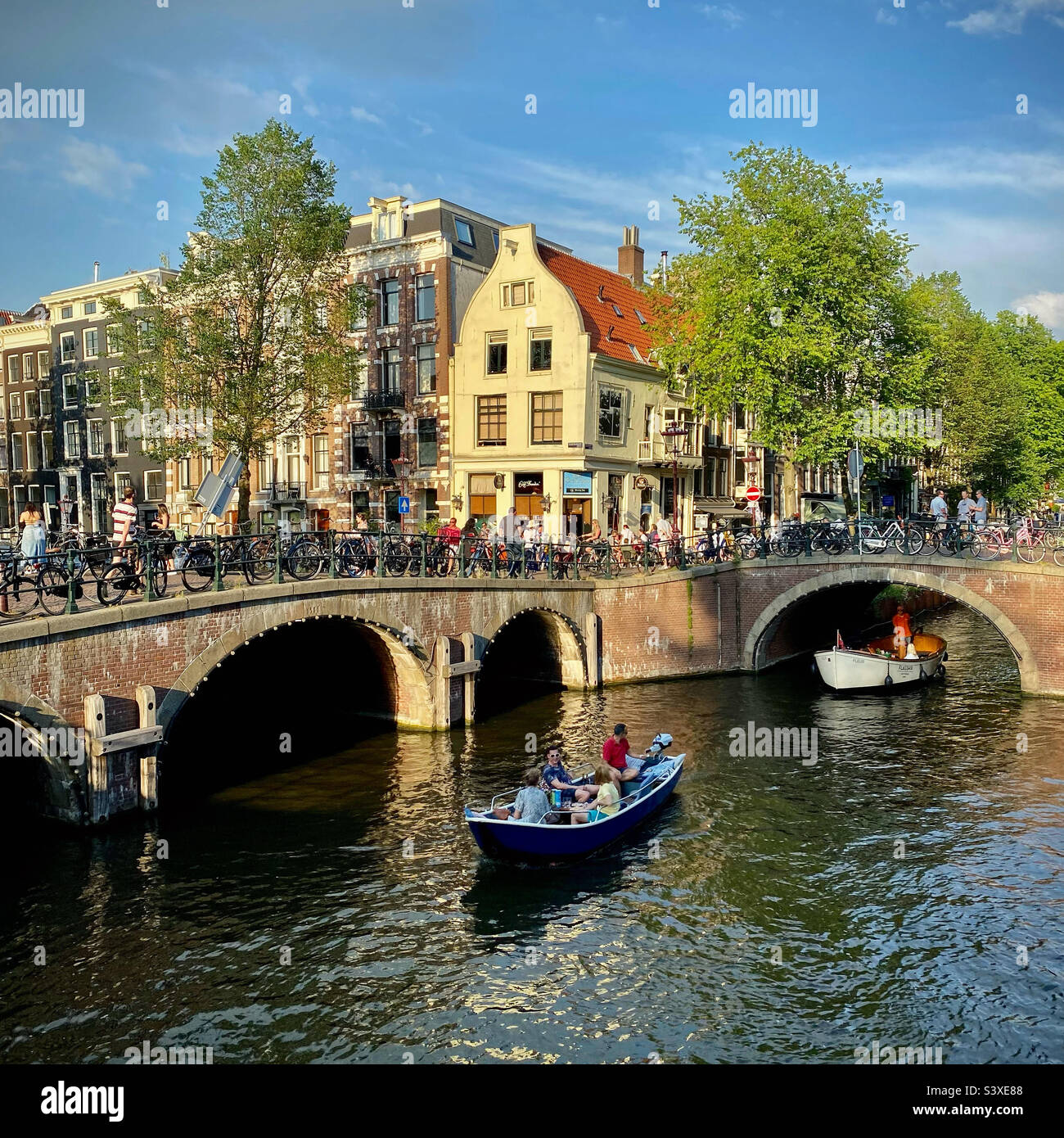La vita dei canali in una bella serata estiva durante l'ora d'oro nel cuore di Amsterdam Foto Stock