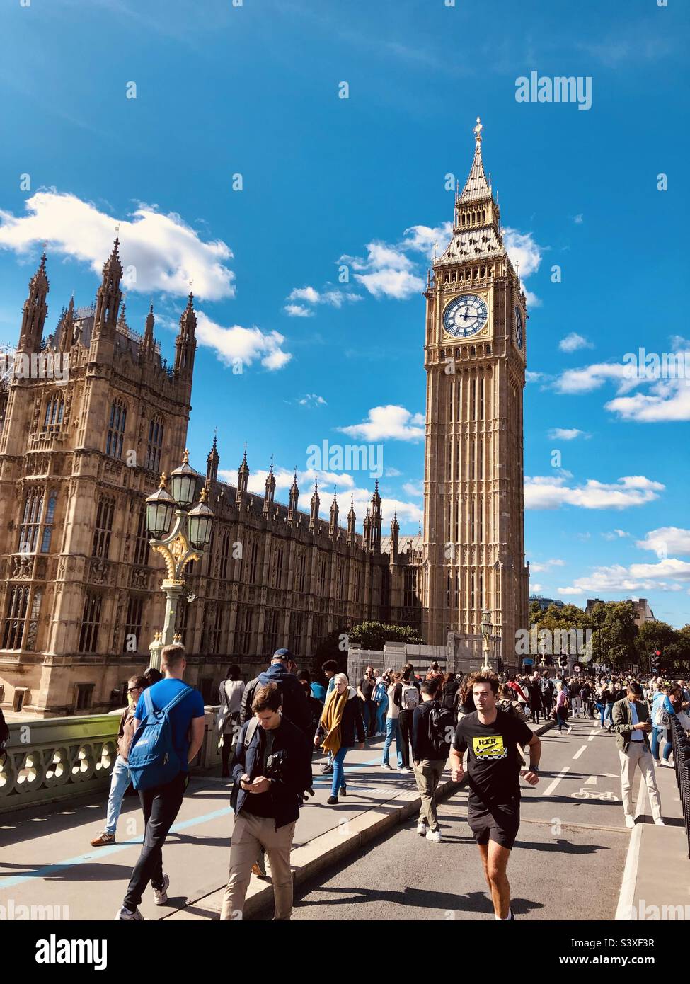 Il Big ben e le Case del Parlamento con persone che camminano - Immagine stock catturata con smartphone