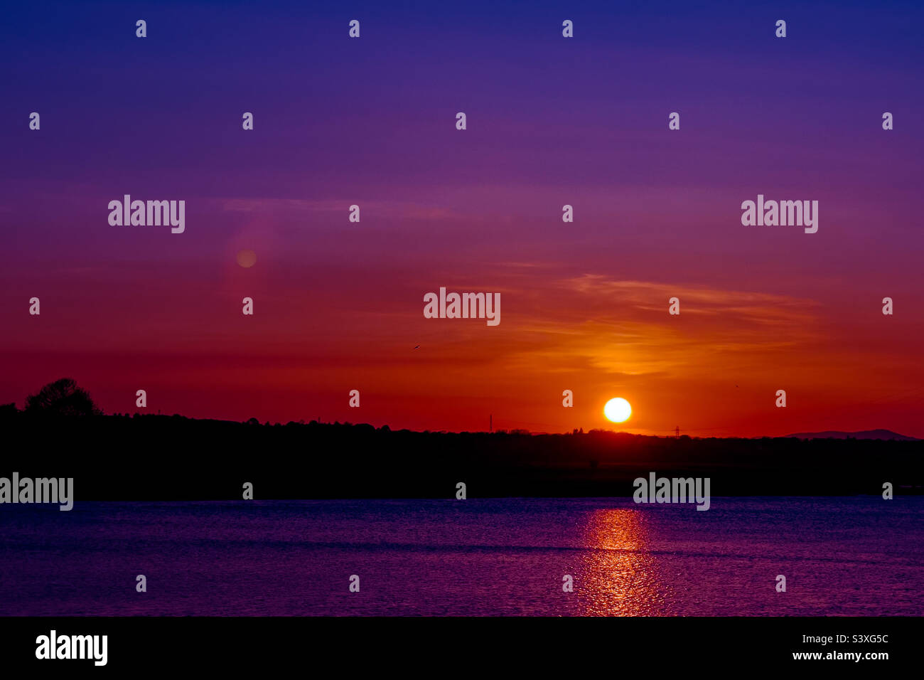 Tramonto sul fiume Clyde a Clydebank. Foto Stock