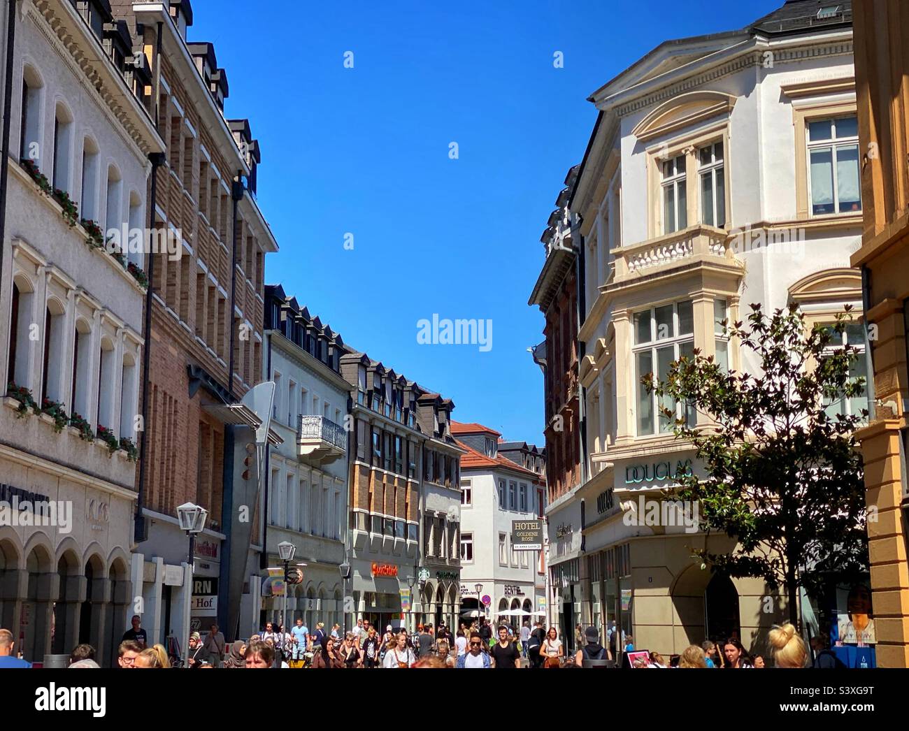 Grande strada pedonale "Hauptstraße" nel centro storico di Heidelberg, Germania. Foto Stock