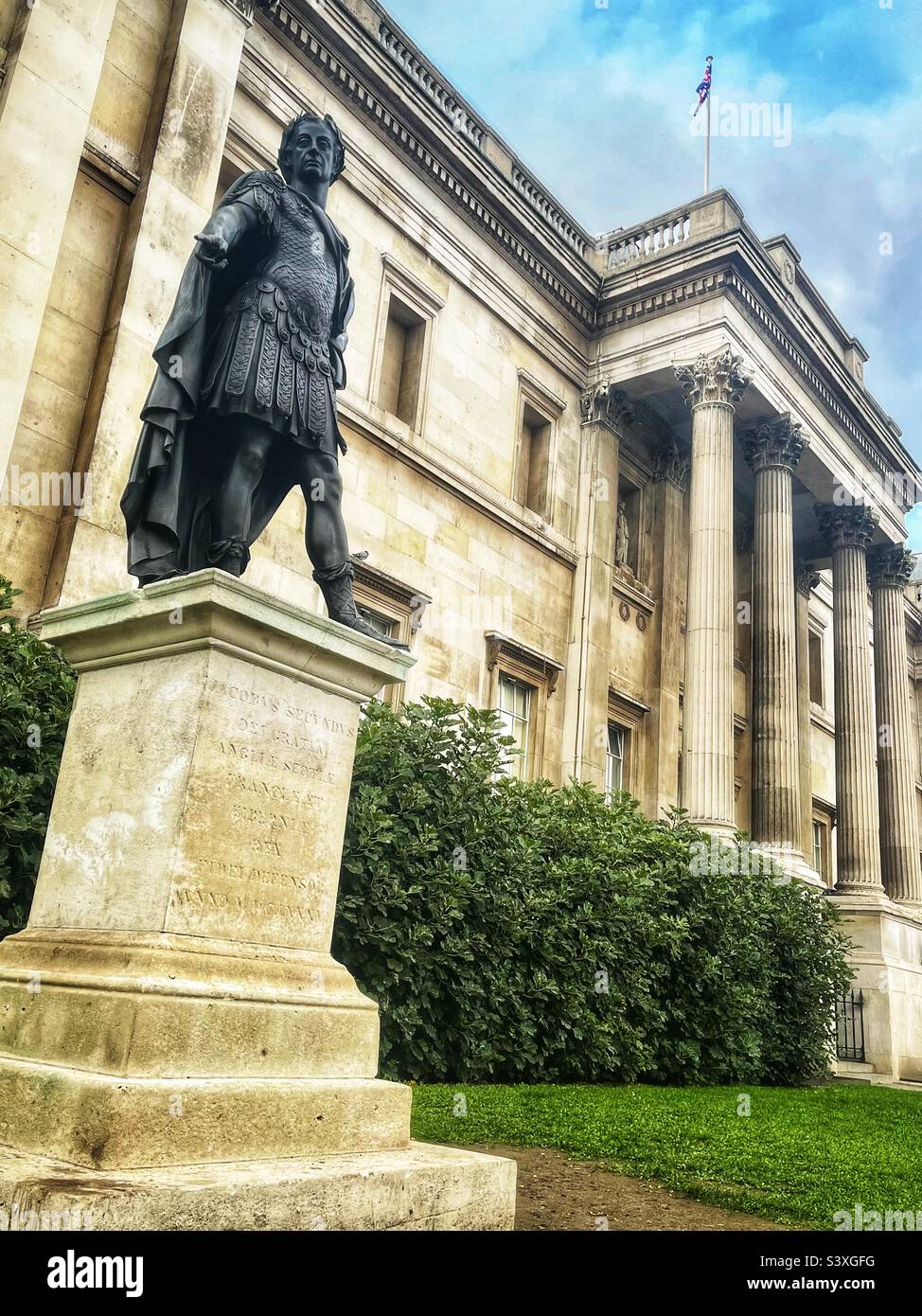 Statua di Re Giacomo II, una scultura in bronzo al di fuori della National Gallery, Trafalgar Square, Londra. Si dice che sia prodotto dal laboratorio di Grinling Gibbons, costruito per la prima volta nel 1686 vicino qui a Westminster Foto Stock