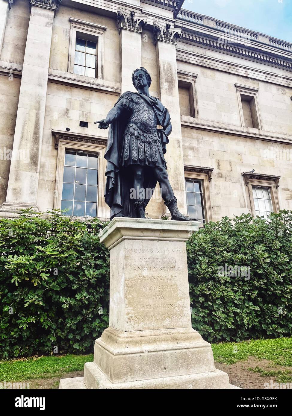 Statua di Re Giacomo II, romana, scultura in bronzo fuori dalla National Gallery, Trafalgar Square, Londra. Si dice che sia prodotto dal laboratorio di Grinling Gibbons, eretto 1686 vicino spostato più tardi - Immagine stock catturata con smartphone