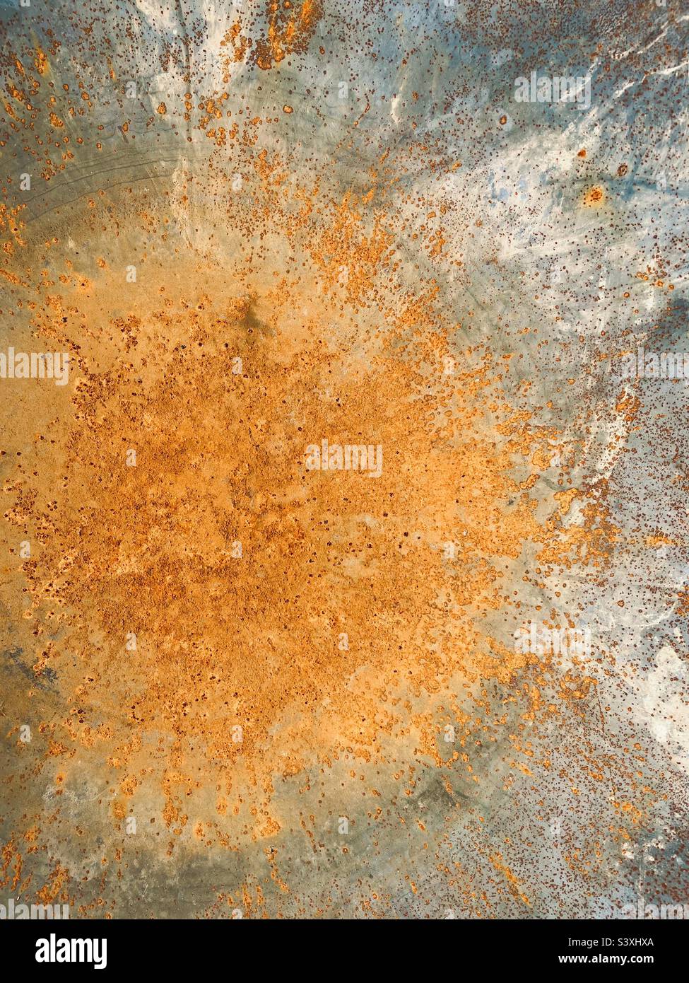 Cerchio di ruggine arancione nella parte inferiore di una ciotola di buca di fuoco con supporto di acciaio. Primo piano. Ossido di ferro Foto Stock