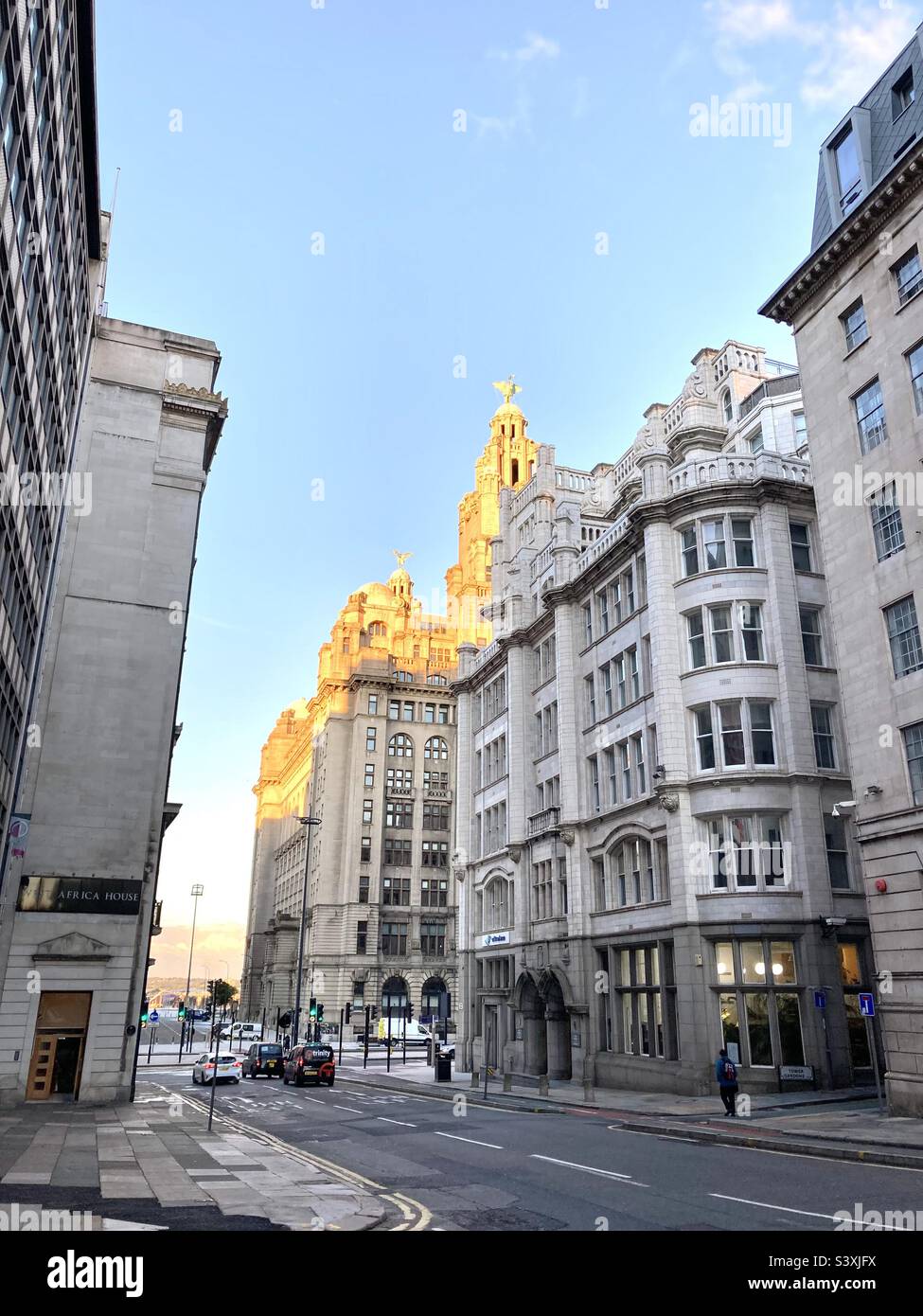 Alba su un edificio nel centro di Liverpool Foto Stock