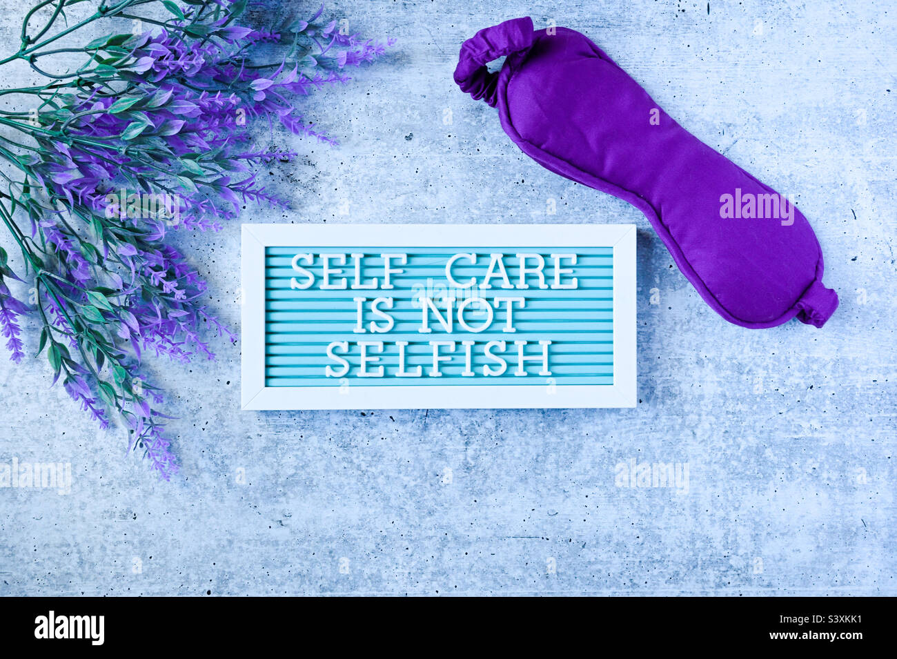 Consapevolezza della salute mentale, l'auto-cura non è egoista. Top Down piatto still life affermazione - Immagine stock catturata con smartphone