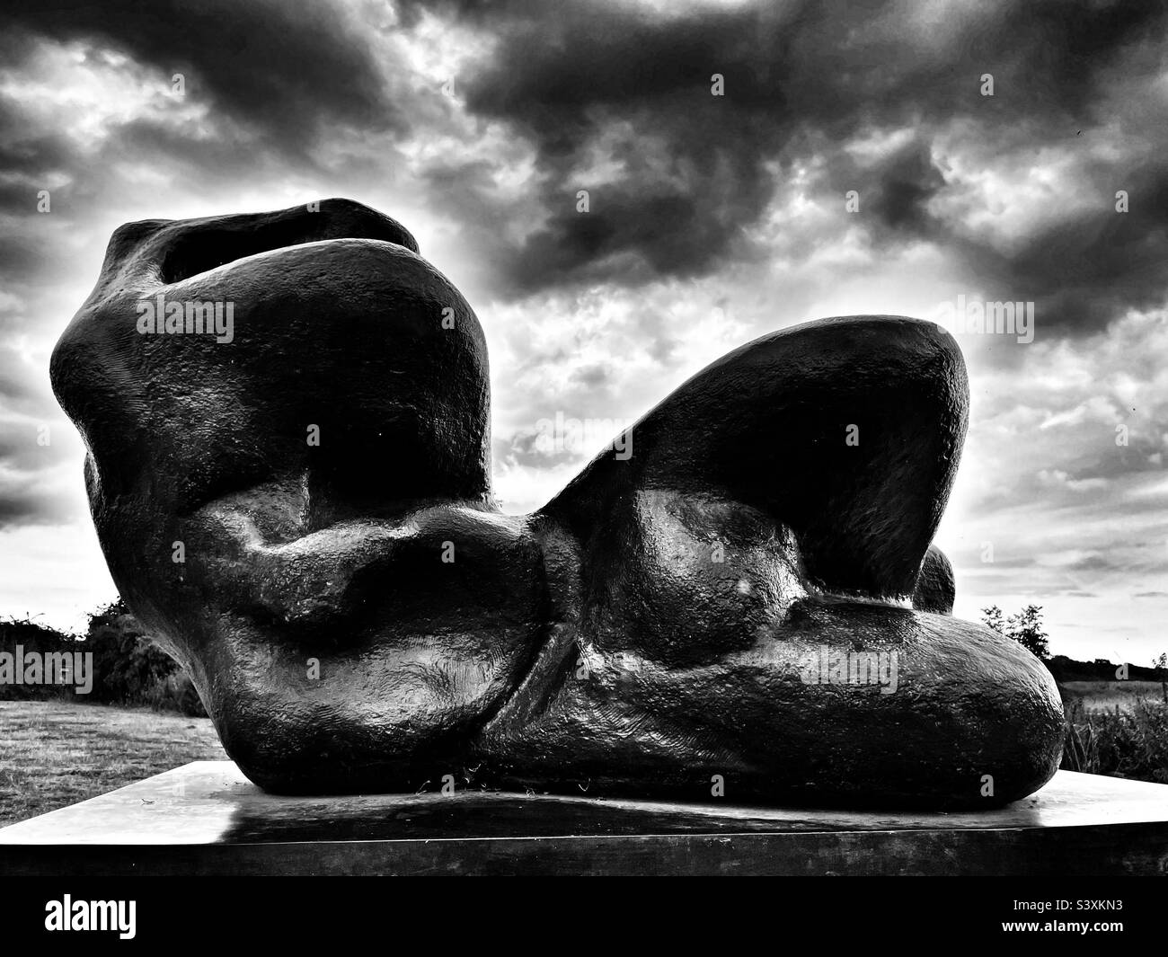 Figura reclinabile in bronzo - Immagine stock catturata con smartphone