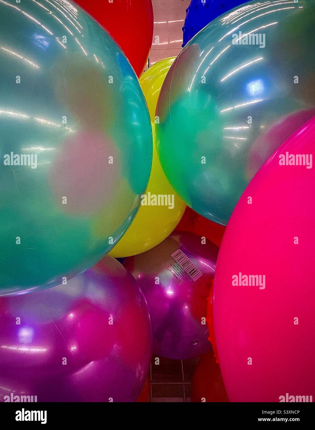 Un cestino di grandi palline colorate e gonfiabili per bambini in un Walmart locale dello Utah, USA, nella sezione dei giocattoli del negozio. Foto Stock