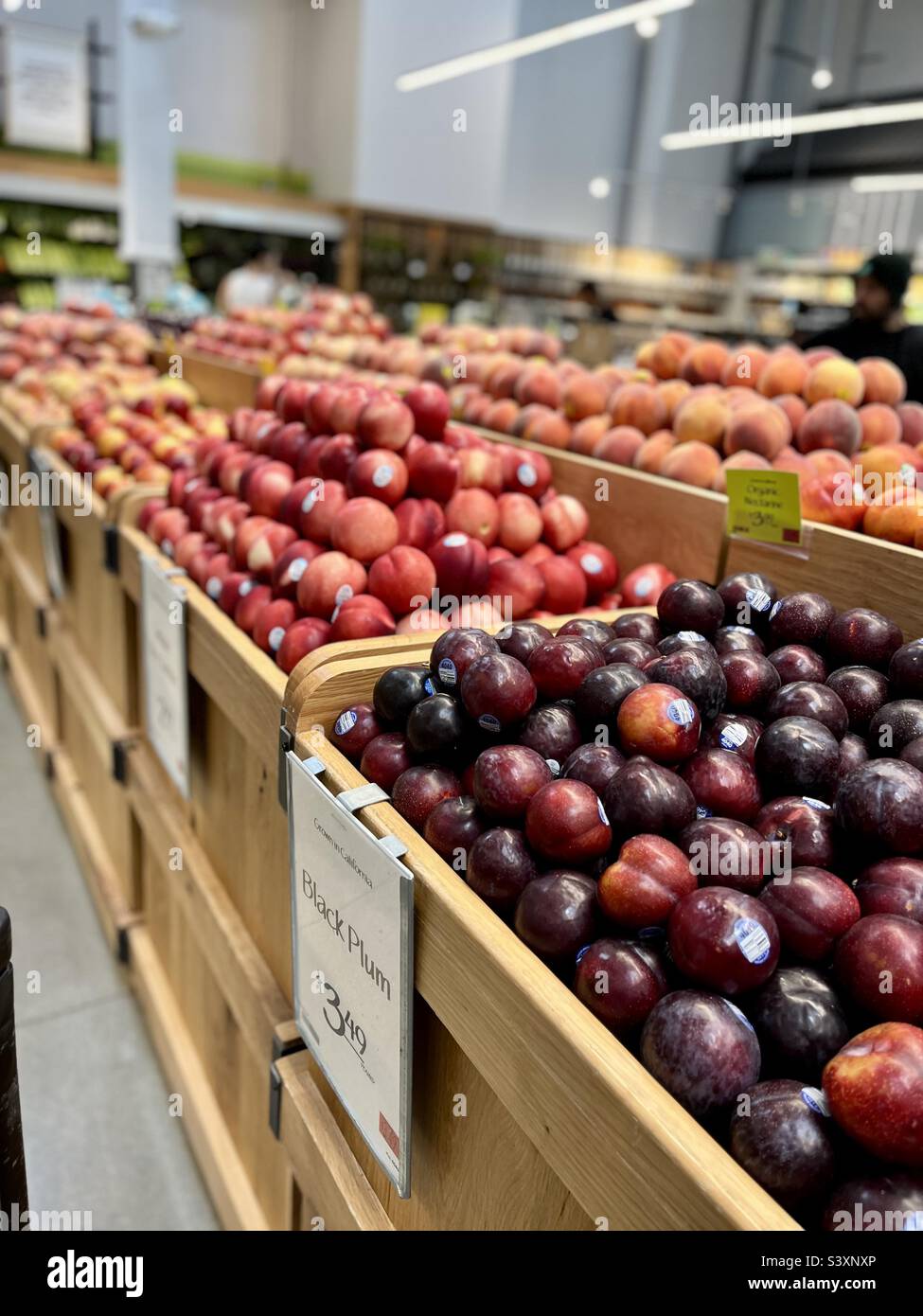 Prugne, nettarine e più frutta - Immagine stock catturata con smartphone