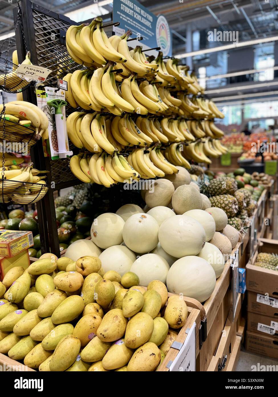Sezione di frutta di colore giallo in un supermercato - Immagine stock catturata con smartphone