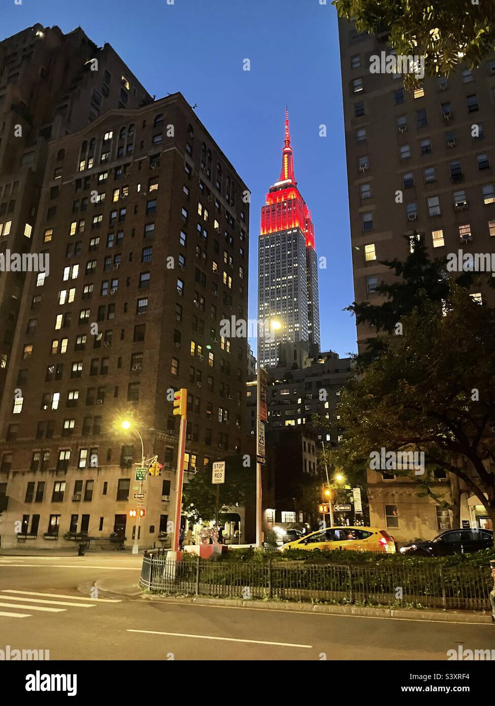 Vista dell'Empire state Building da un incrocio su Park Avenue a New York City - Immagine stock catturata con smartphone