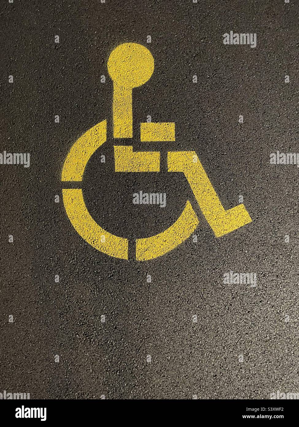 Cartello di parcheggio per disabili giallo Foto Stock