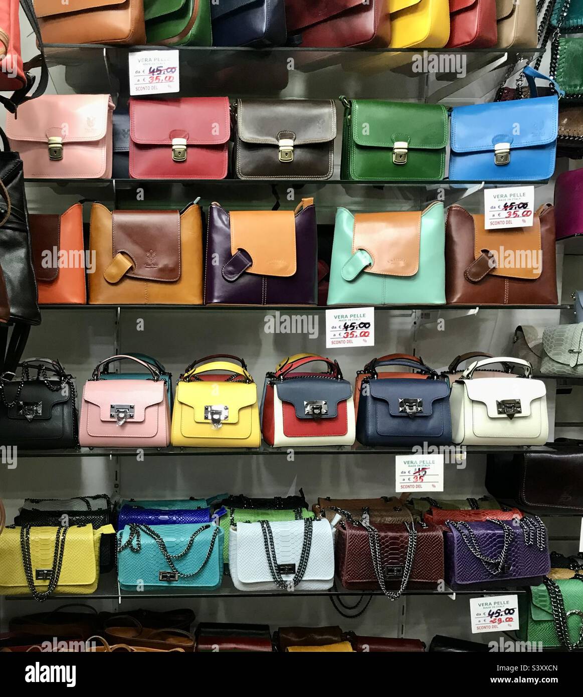Varie borse e borsette in pelle in vendita a Monti, Roma, Italia. Foto Stock