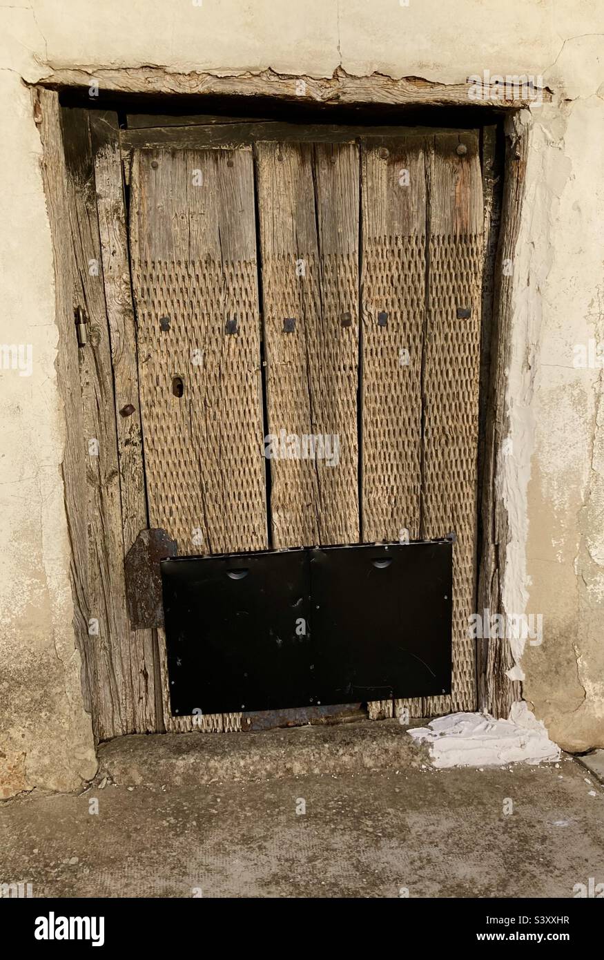 Vecchia porta di ingresso in legno con portelli metallici per una bodega in un villaggio in Spagna - Immagine stock catturata con smartphone Vecchia porta di ingresso in legno con portelli metallici per una bodega in un villaggio in Spagna - Immagine stock catturata con smartphone