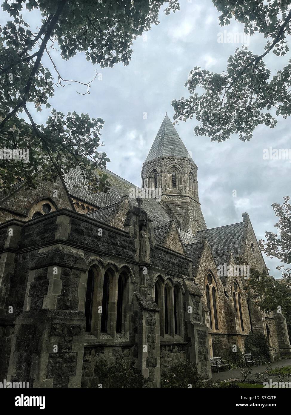 CHIESA DELLA SANTISSIMA TRINITÀ - edificio classificato di II grado* su Sandgate Road, Folkestone, Kent. Attribuito a Ewan Christian (1814-95), architetto prolifico la cui specialità era l'architettura della chiesa. - Immagine stock catturata con smartphone