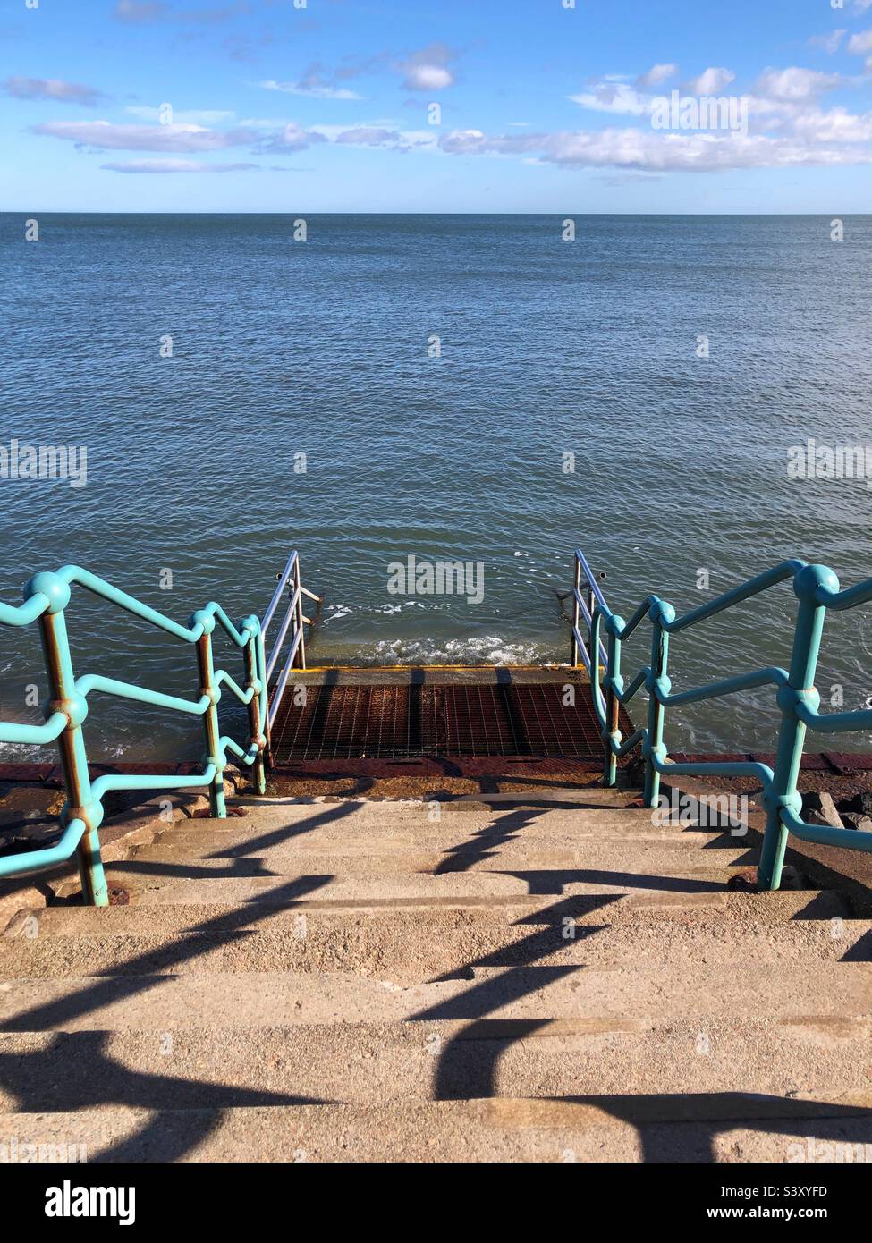 Passi per la spiaggia sommersa in alta marea - Immagine stock catturata con smartphone