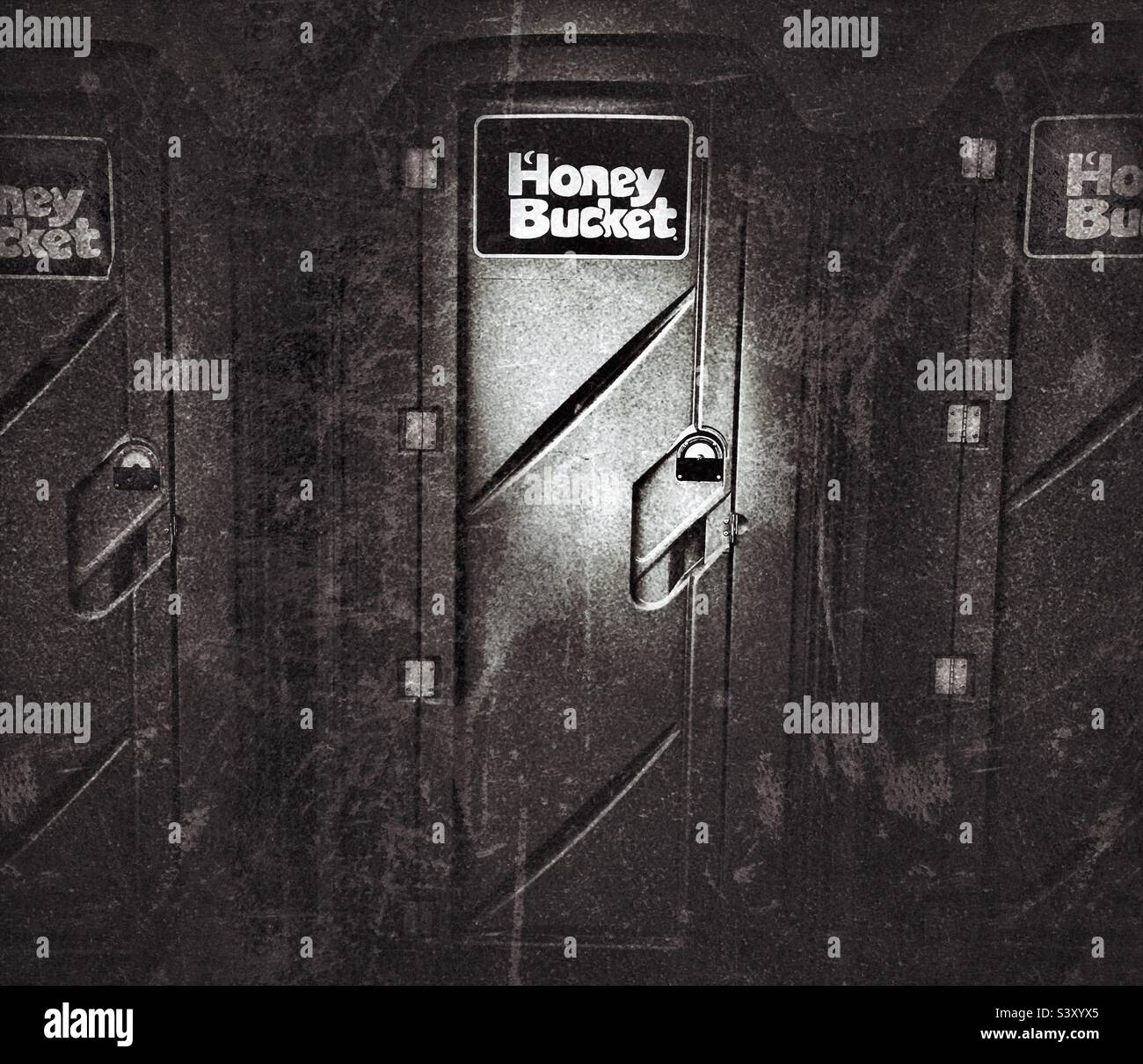 Camere/servizi igienici pubblici in un'area parcheggio del minimarket nello Utah, USA. Un marchio noto, comunemente utilizzato per siti ed eventi dove necessario nella regione. Il marchio Tongue-in-guancia aiuta a commercializzare il marchio. - Immagine stock catturata con smartphone