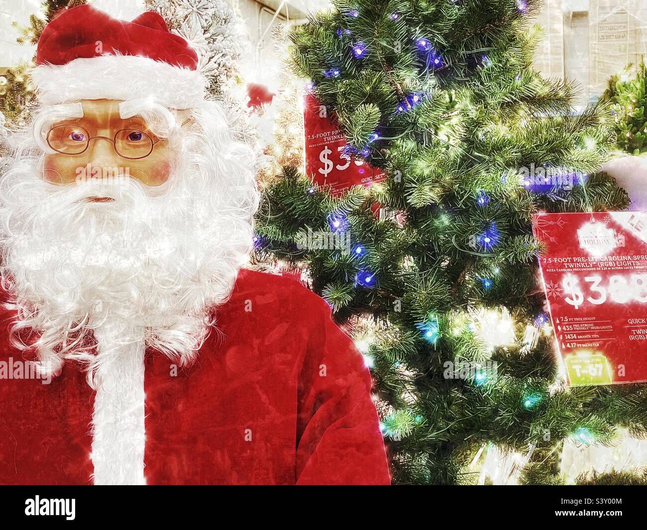 Babbo Natale e le decorazioni riempiono una sezione del deposito in un grande magazzino locale dello Utah, Stati Uniti, anche prima di ottobre. La vendita al dettaglio è all'avanguardia, come al solito. Le etichette dei prezzi possono essere visualizzate per gli acquirenti e i potenziali acquirenti. Foto Stock